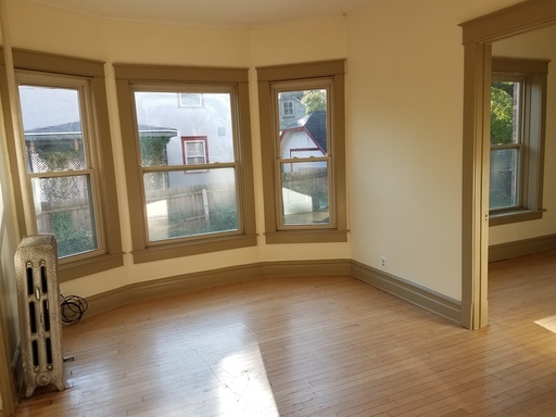 Extra Large 3 Bedroom with Many Utilities Included! – photo 1