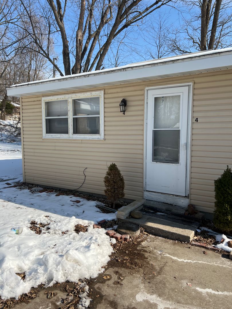 Janesville Apartment: 1300 W. Happy Hollow Rd.