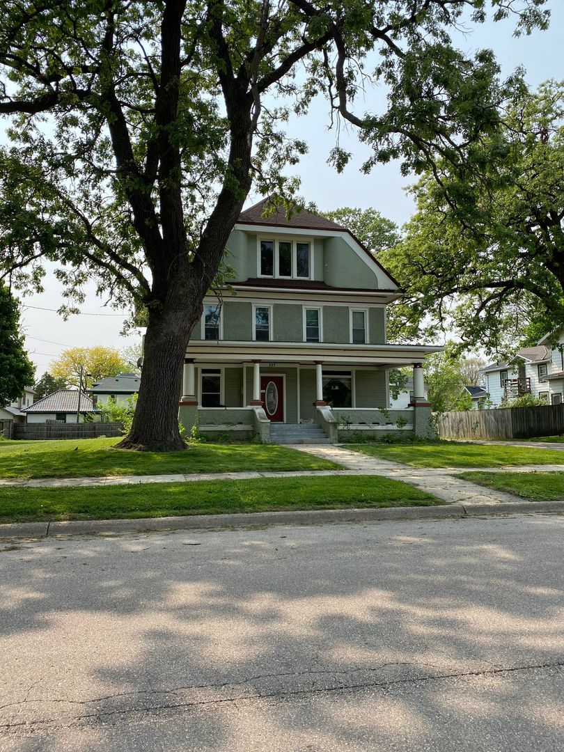 Janesville Apartment: 227 N. Washington St.