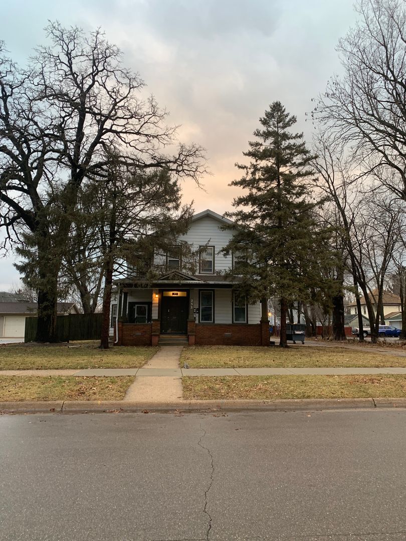 Janesville Apartment: 233 N. Washington St.