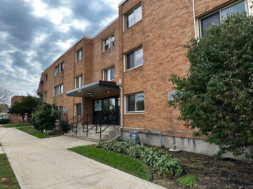 FREE SEPTEMBER RENT!!! Freshly updated Efficiency unit with all utilities included!