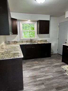 Freshly Updated Duplex in Central Janesville Location – photo 1