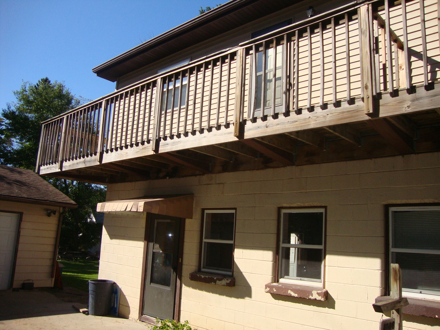 Janesville Apartment: 1012-1014 S Washington