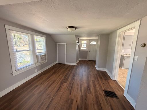 Freshly Update Cute 1 Bedroom Upper Duplex – photo 1