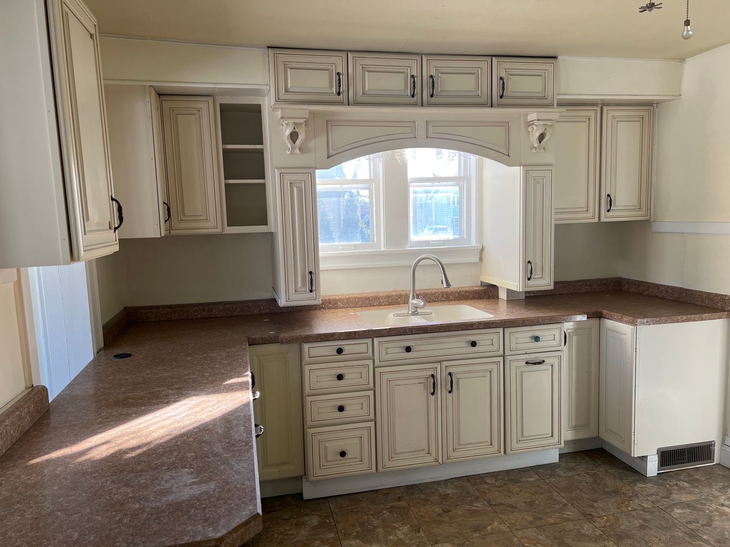 Jefferson Apartment: 136 Dewey Ave.