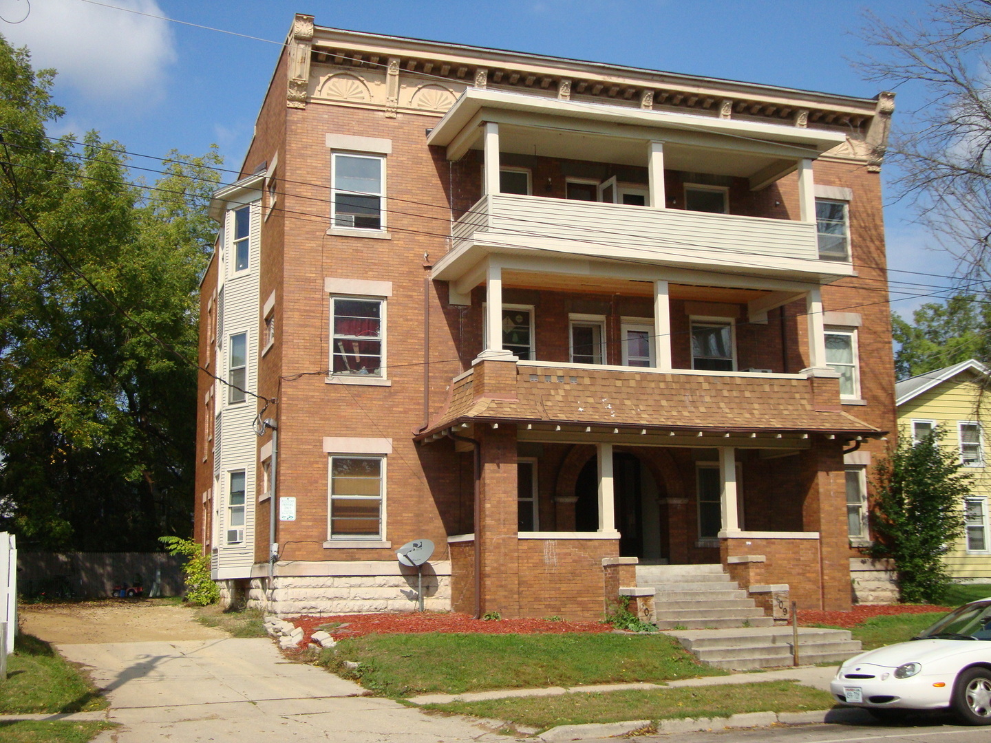 Janesville Apartment: 607-609 E. Milwaukee Street