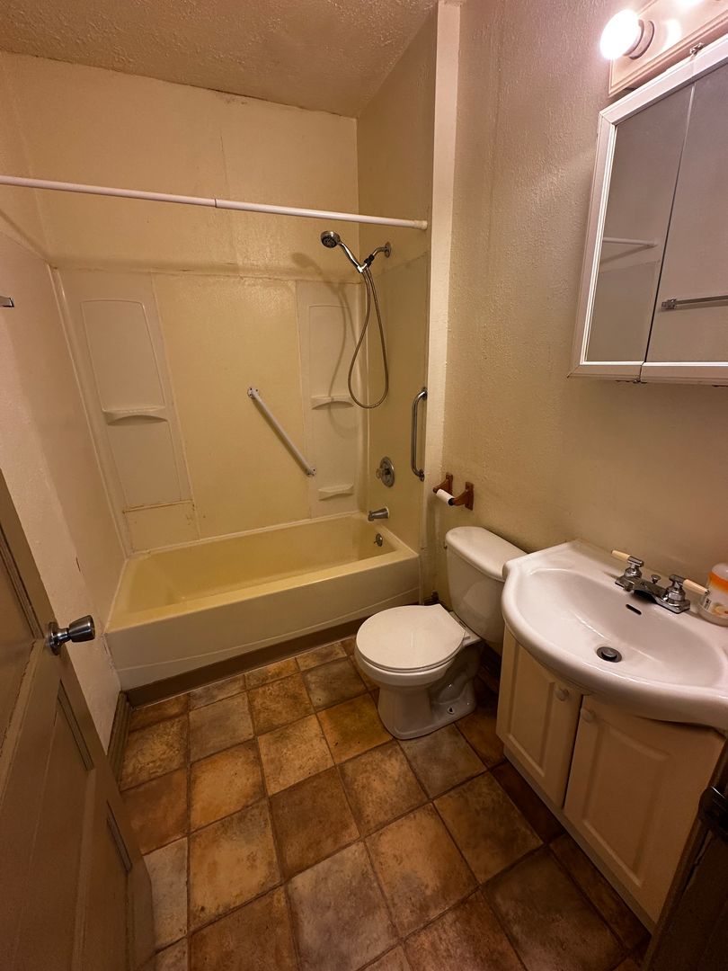 Janesville Apartment: 338 N. High St.