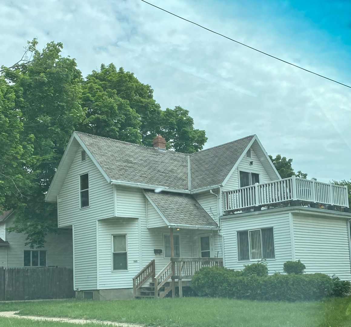 Beloit Apartment: 745 Elm St.