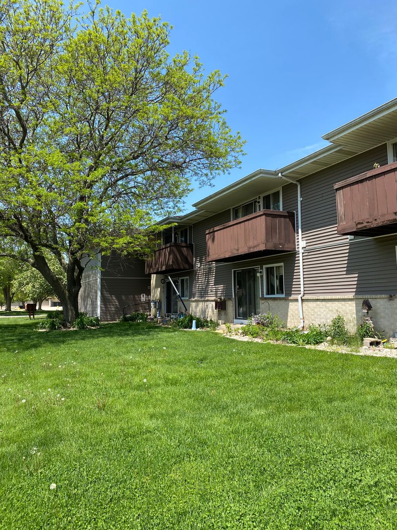 Janesville Apartment: 2111 Refset Drive