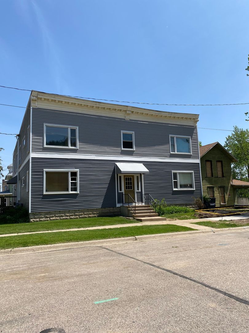 Janesville Apartment: 338 N. High St.