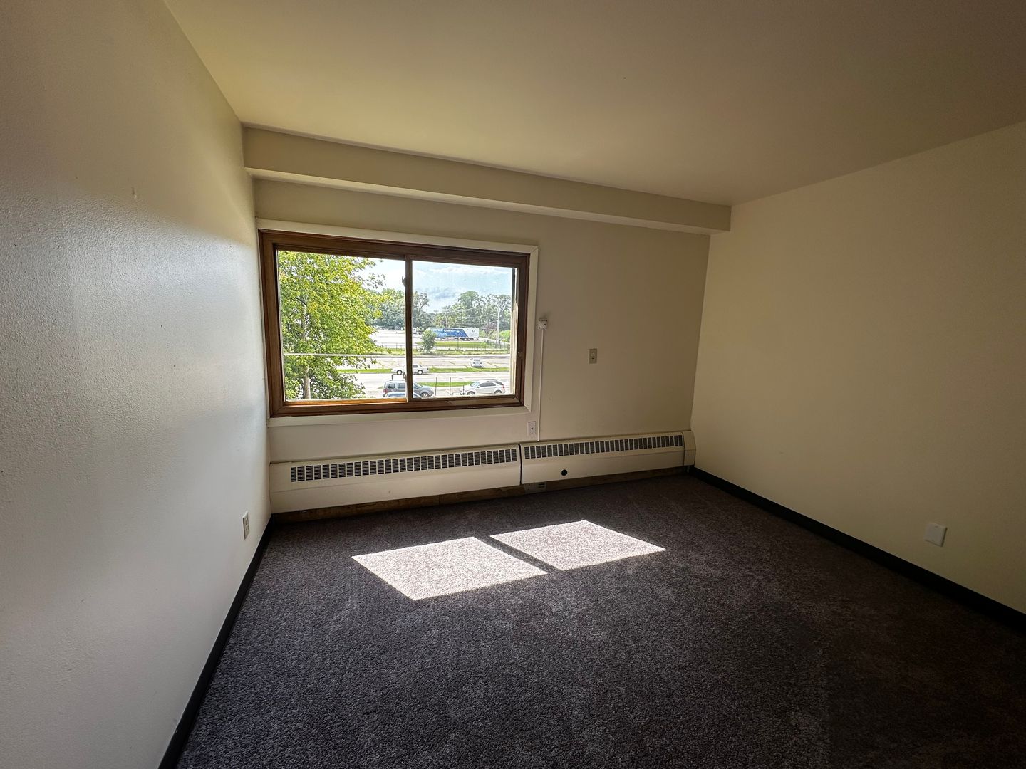 Beloit Apartment: 614 Broad St.