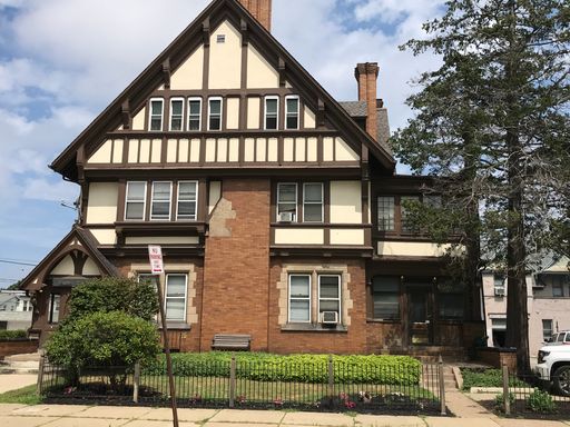 Large one bedroom available in lovely historic building near Gannon – photo 1