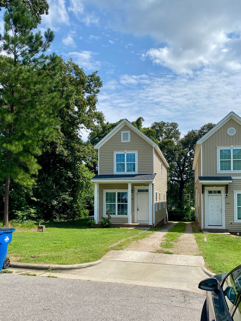 Raleigh House: 3921 Lexington Dr.