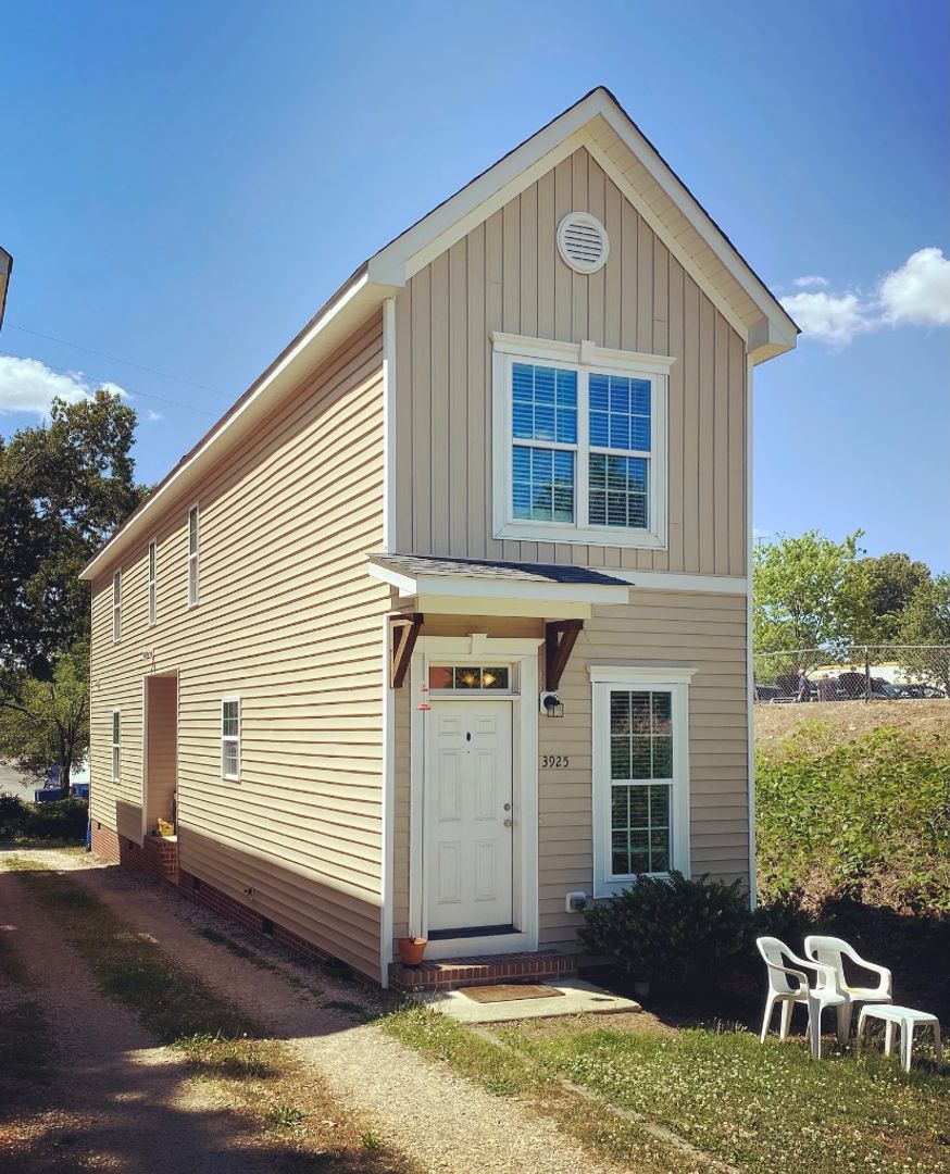 Raleigh House: 3925 Lexington Dr.