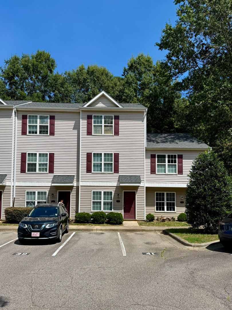Raleigh House: 41 Red Ln.