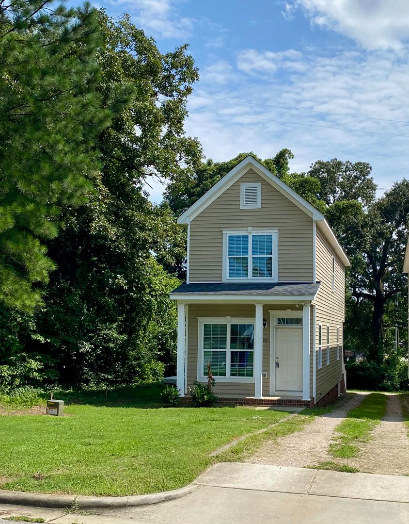 Raleigh House: 3921 Lexington Dr.