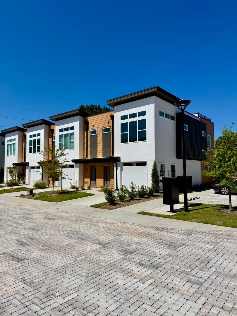 Raleigh House: 621 Walnut Heights Dr. #104