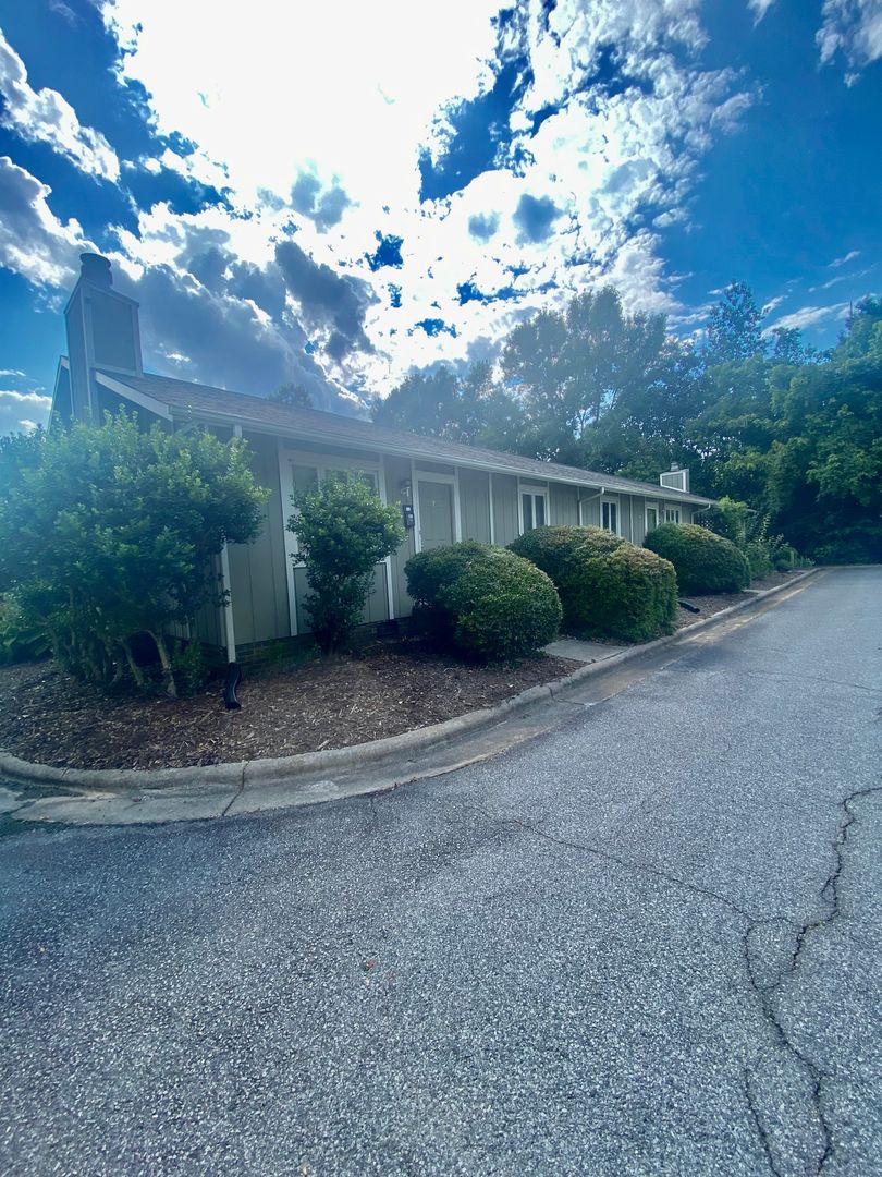 Salisbury Apartment: 641 Statesville Blvd