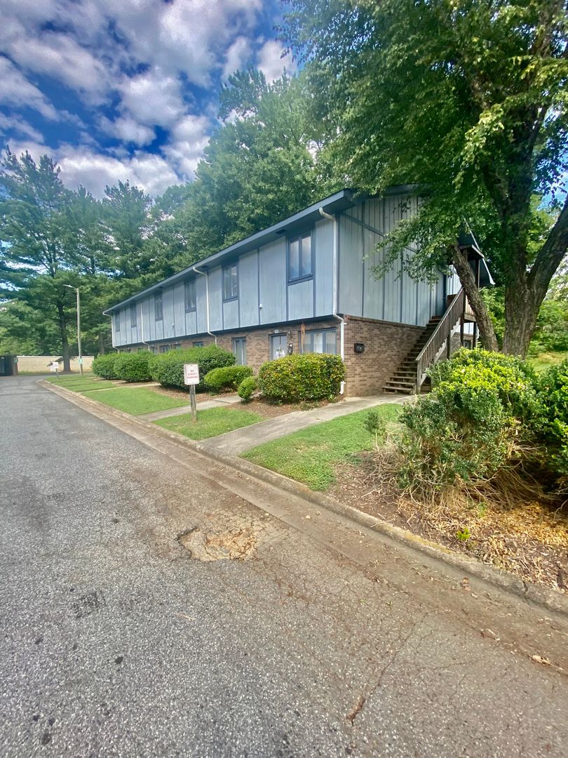 Salisbury Apartment: 641 Statesville Blvd