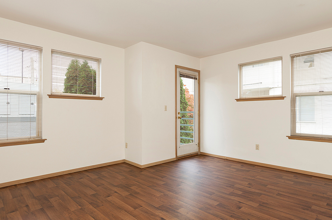 Seattle Apartment: 6840 Oswego Place NE