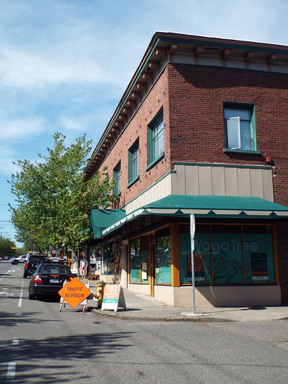 Fremont Seattle 3 Bedroom Apartment for Rent | Fremont Sunroom Haven Unit B – Hardwood Floors, In-Unit Laundry, Large Closets & Bright Sunroom Living Near Gas Works Park| 305-day lease term – photo 1