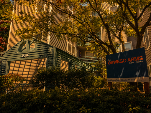 Green Lake Seattle 1 Bedroom Apartment for Rent | Private Patio, Hardwood-Style Floors, Rooftop Deck, Garage Parking & Pet-Friendly Living at Oswego Arms| 305-day lease – photo 1