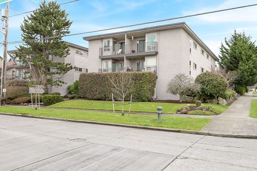 North Beacon Hill 1 Bedroom Apartment for Rent | Beacon Hill Light Rail Access, Balcony, Hardwood Floors & Pet-Friendly Living | 305-day lease term – photo 1