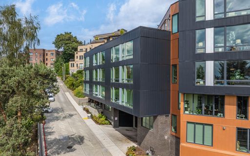 Modern 1-Bedroom Apartment in Capitol Hill Seattle | Rooftop Deck, Pet-Friendly Luxury Living, Lounge, Parking & Move-In Specials – 28 days rent free in a 305-day lease – photo 1