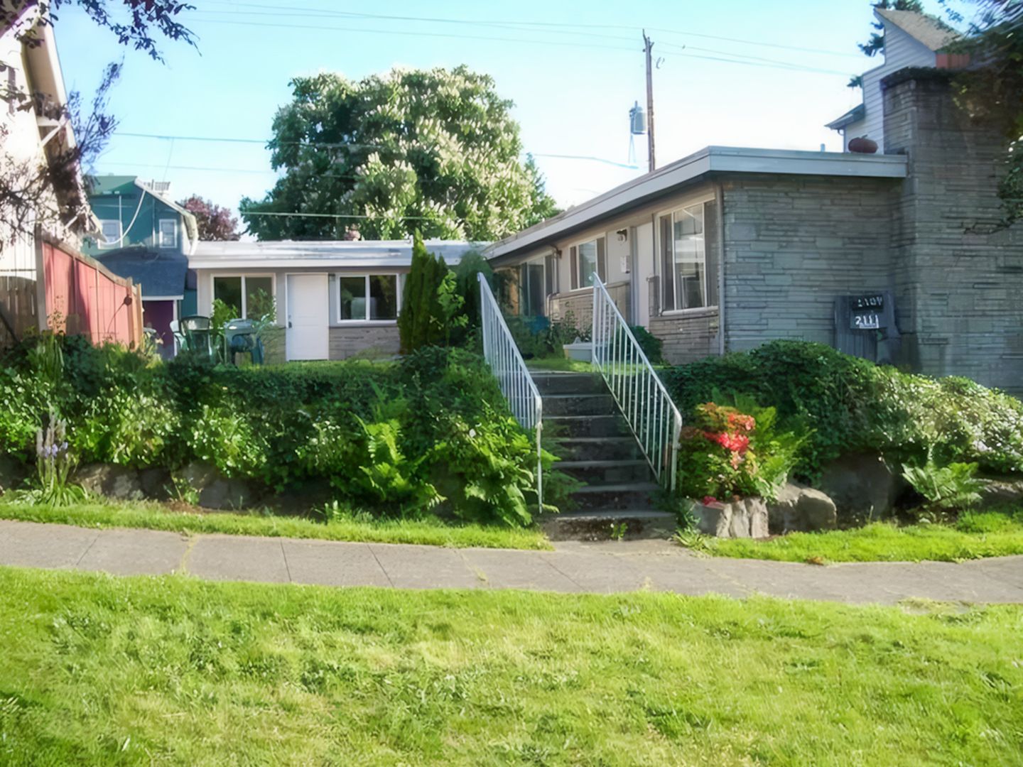 Seattle Apartment: 2111 N 63rd St