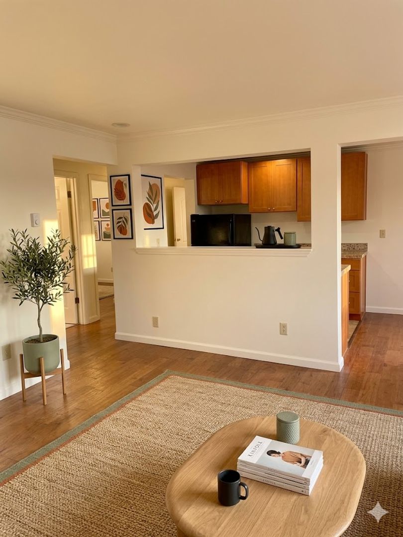 Seattle Apartment: 4311 Dayton Ave N  - 2