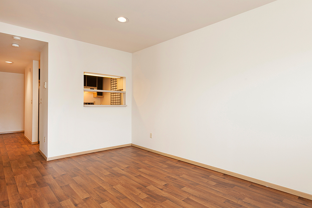 Seattle Apartment: 6840 Oswego Place NE