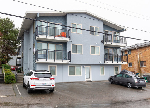 Discover Comfort in a Spacious 2-Bedroom Apartment in Vibrant Greenwood, Seattle—Featuring an In-Unit Washer/Dryer and Just Minutes from the Scenic Greenlake!| 305-day lease term – photo 1