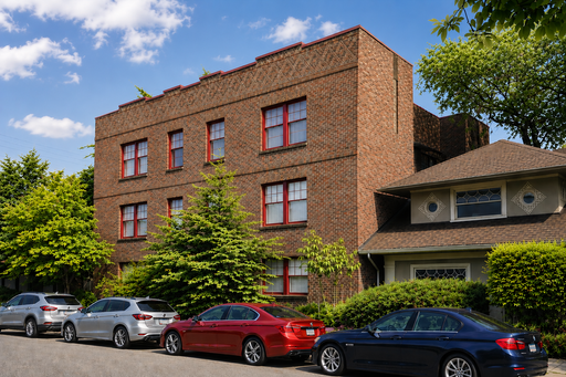 Capitol Hill Seattle Vintage Studio Apartment for Rent | 1927 Character Home with Hardwood-Style Floors, Walkable Location & Onsite Laundry at Huntington Arms | 305-day lease term – photo 1