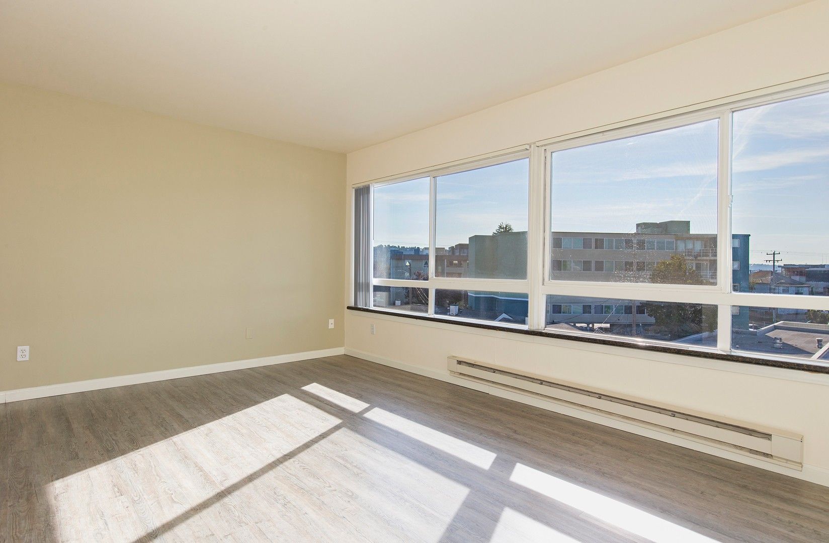 Seattle Apartment: 5210 Russell Avenue NW