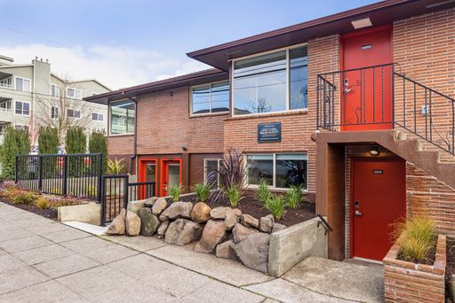 Ballard Seattle 3-Bedroom Apartment for Rent | Corner Unit with Private Entrance, In-Unit Washer/Dryer, Smart Lock Entry & Modern Renovations Near Farmers Market| 305-day lease term – photo 1