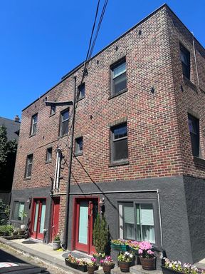 Lower Queen Anne Seattle 2 Bedroom Apartment for Rent | Renovated Top-Floor Home w/ Rooftop Space Needle Views, In-Unit Laundry & Hardwood Floors| 305-day lease term – photo 1
