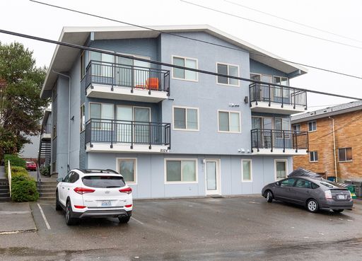 Top-Floor 2 Bedroom Apartment for Rent in Greenwood Seattle | In-Unit Washer/Dryer, Quartz Counters, Stainless Steel Kitchen & Heated Bathroom Floors Near Green Lake – Phinney 12 Apartments| 305-day lease term – photo 1