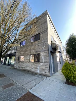Phinney Ridge Seattle 2 Bedroom Apartment for Rent | In-Unit Laundry, Hardwood Floors, Stainless Steel Appliances & Steps from Green Lake| 305-day lease term – photo 1