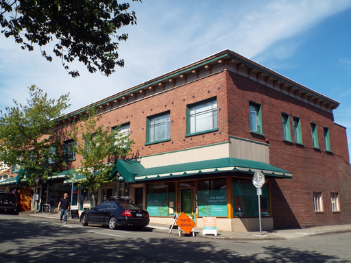 Fremont Seattle 3 Bedroom Apartment for Rent | Fremont Apartments Unit C – Sun Porch, Skylight, Hardwood Floors, In-Unit Laundry & Spacious Layout in Prime Fremont Location|10-month lease term – photo 1