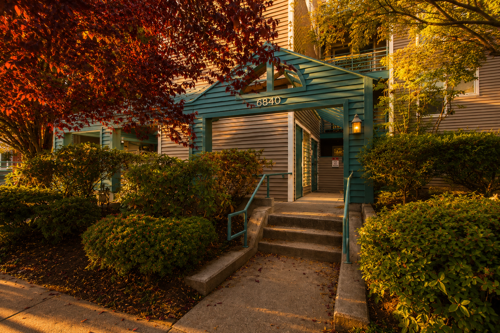 Seattle Apartment: 6840 Oswego Place NE