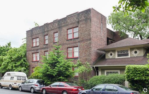 Capitol Hill Vintage Top-Floor 1 Bedroom Apartment for Rent | 1927 Brick Building, Hardwood Floors & Natural Light Near Seattle Center| 305-day lease term – photo 1