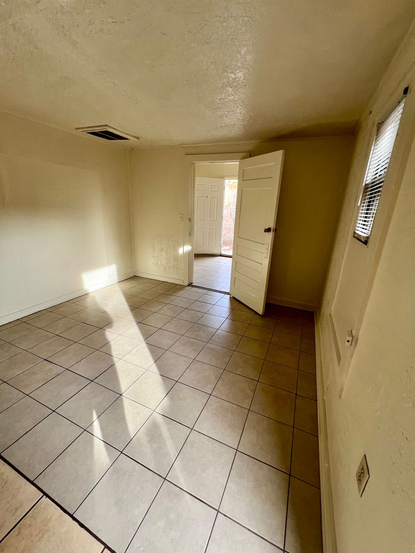Albuquerque Apartment: 307 Columbia Dr. SE