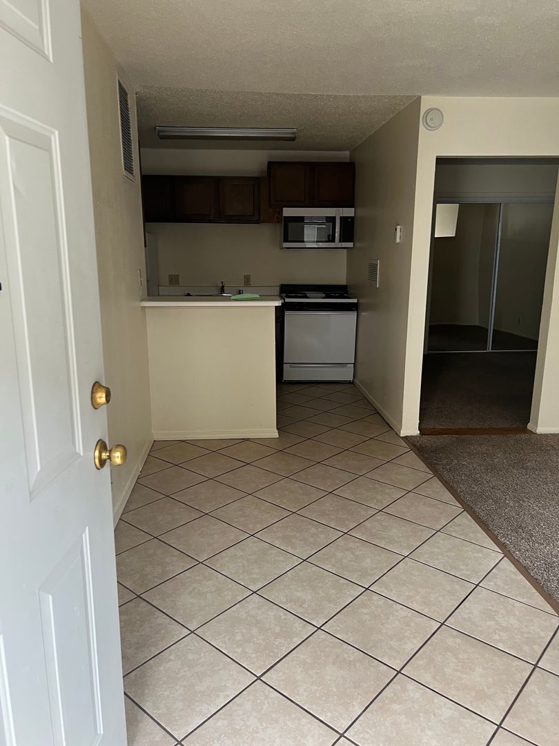 Albuquerque Apartment: 5700 Copper Ave NE