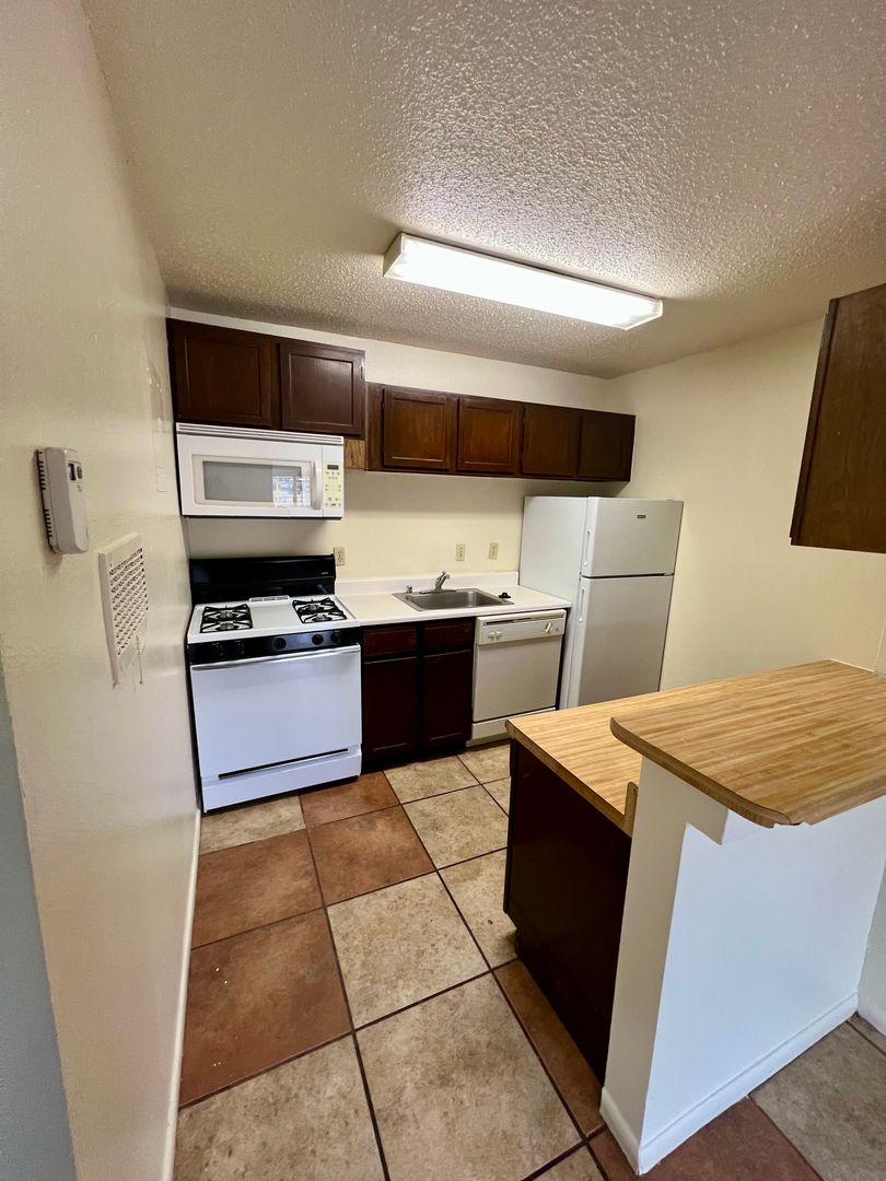 Albuquerque Apartment: 5700 Copper Ave NE
