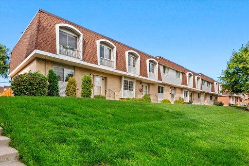 Spacious 4 Bedroom 3 Bath Townhouse in Lakewood! – photo 1