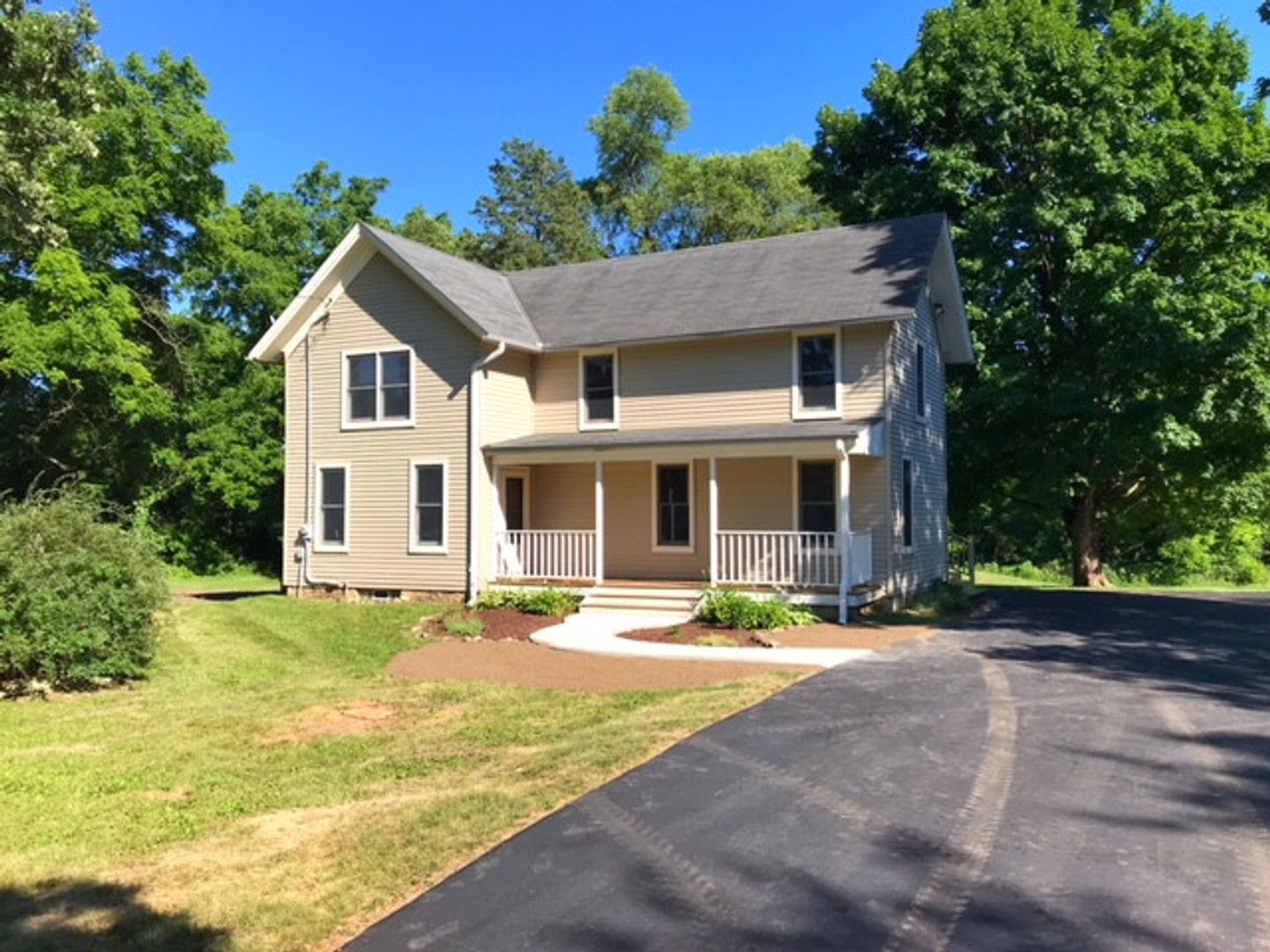 Waukesha House: S40 W28027 Wisconsin 59