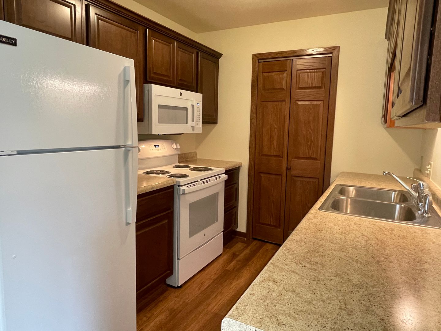 Hartland Apartment: 740-746 Mansfield Court