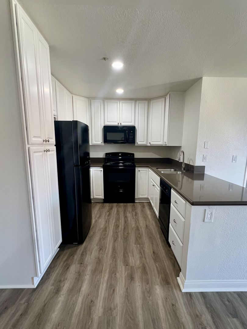 Vista Apartment: 920 Sycamore Ave