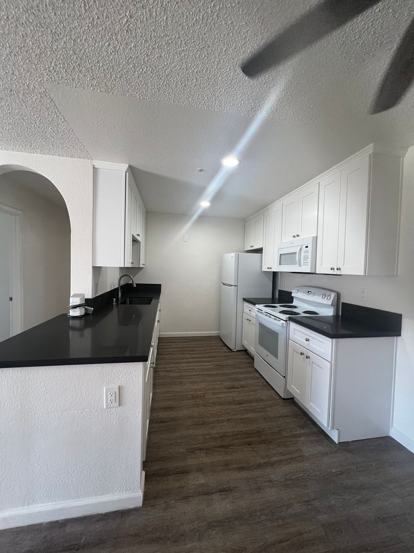 Vista Apartment: 920 Sycamore Ave