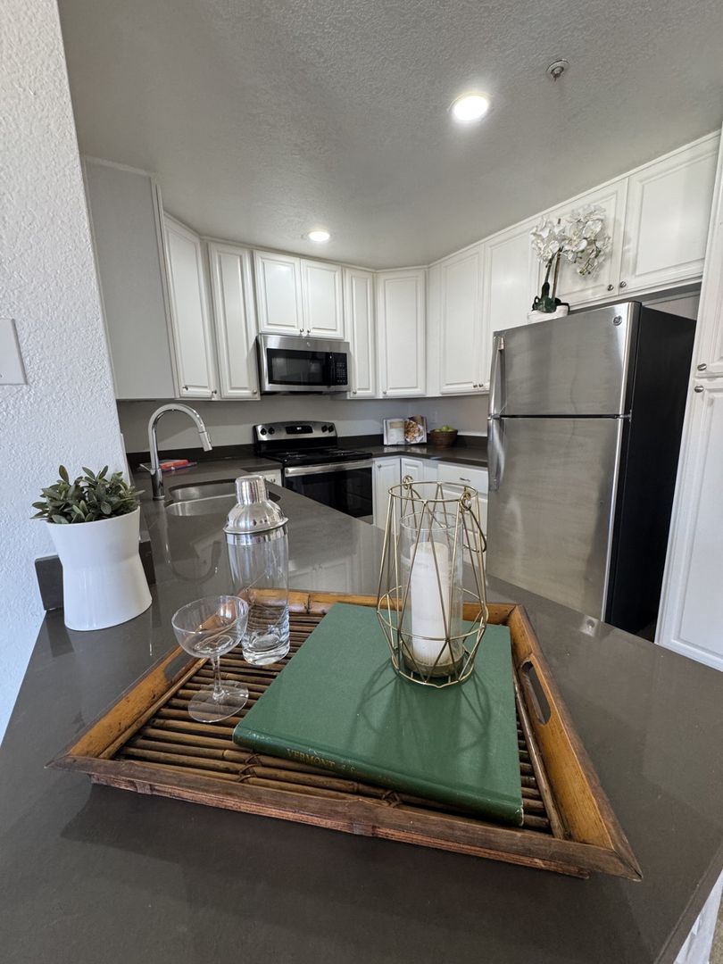 Vista Apartment: 920 Sycamore Ave